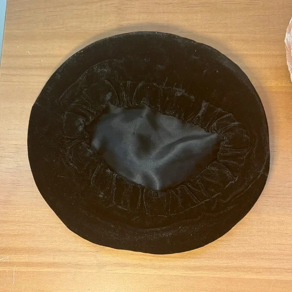 Vintage Black Velvet Beret - Picture 9 of 9